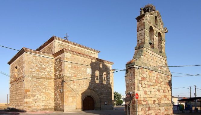La gran aventura: fotografiar pueblos para Wikimedia 5 Merca2.es Pelabravo Espadaña e Iglesia de San Juan Bautista e1517823368625 Merca2.es