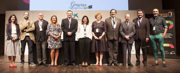 Foto de Momento posterior a la entrega de premios LA COMUNICACÍÓN