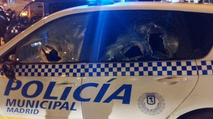 Así acabó un coche de la Policía Municipal de Madrid, tras los altercados de Lavapiés. 