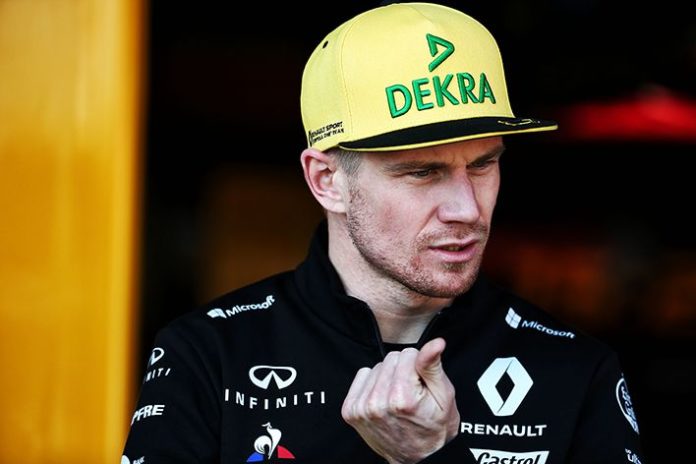 Foto de Nico Hülkenberg con la gorra DEKRA