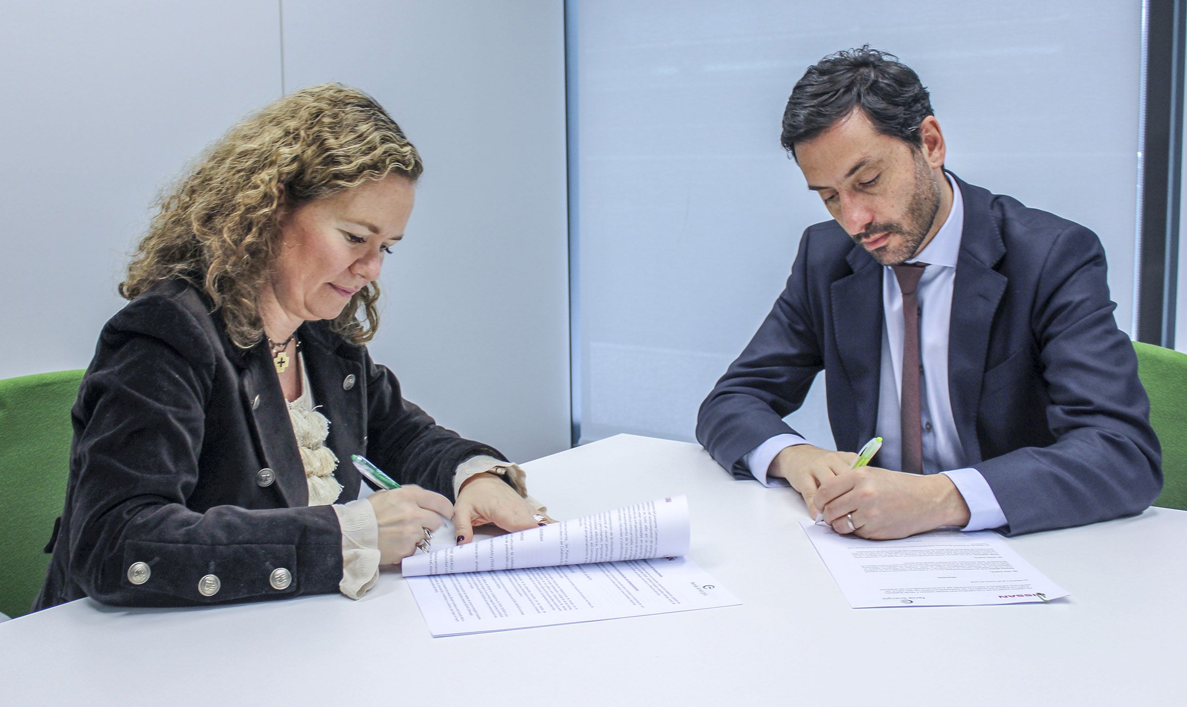 Feníe Energía y Nissan firman un acuerdo para la instalación de puntos de recarga y autoconsumo con almacenamiento
