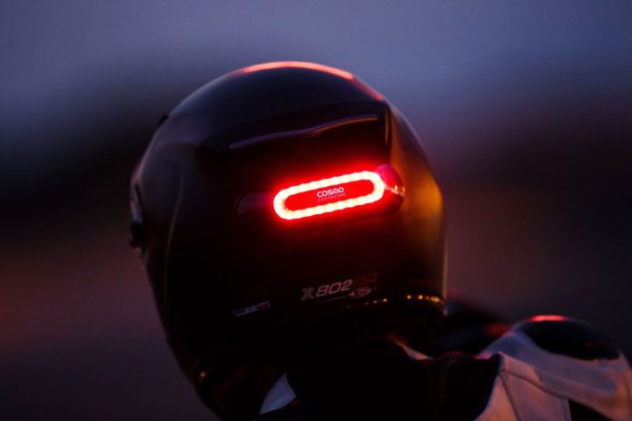 Foto de cosmo connected luz para casco trasera en la oscuridad