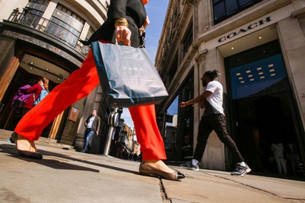 Zara incorpora en sus tiendas los robots y los hologramas