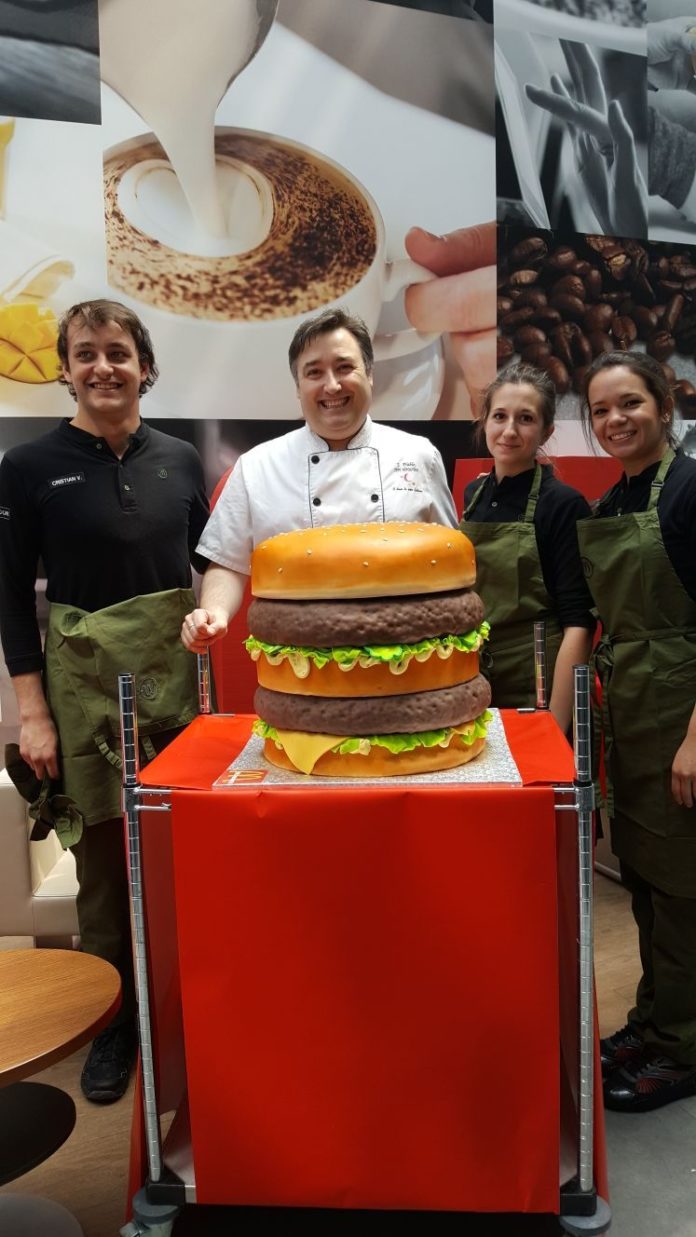 Así se hizo la tarta para el 50 Aniversario de la Big Mac que sorprendió a la dirección de McDonalds