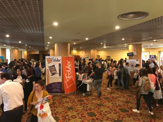 Folder celebra por tercer año una feria de papelería que reúne docentes de 140 colegios de Zaragoza