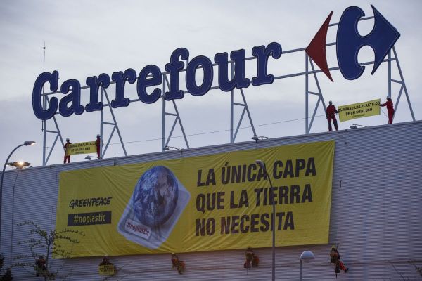 Activistas de Greenpeace desplegaron dos grandes pancartas en el supermercado Carrefour del Centro Comercial La Gavia, de Madrid