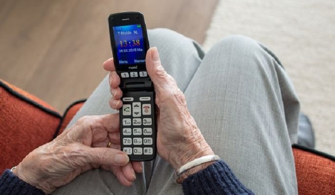 Móviles para personas mayores, la generación que no quiere smartphones