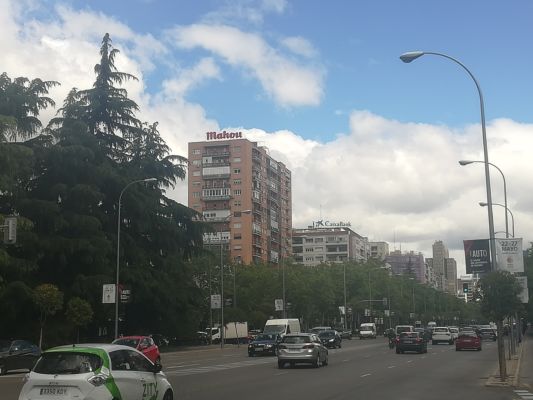 Los carteles de Mahou y Caixabank, en el Paseo de la Castellana. 