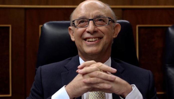 Una demanda y Montoro ponen en jaque la oferta de empleo público.