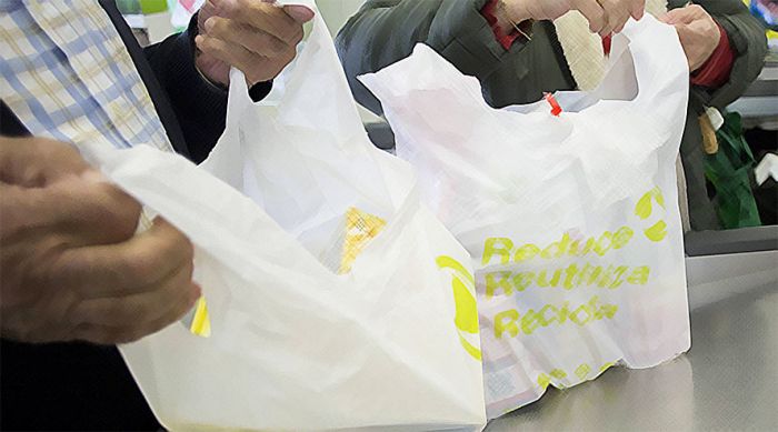 Los supermercados se forran con el plástico