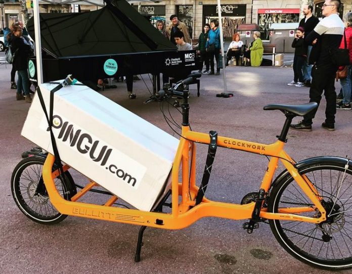 Pingui, la empresa que lleva cualquier colchón a casa en bicicleta