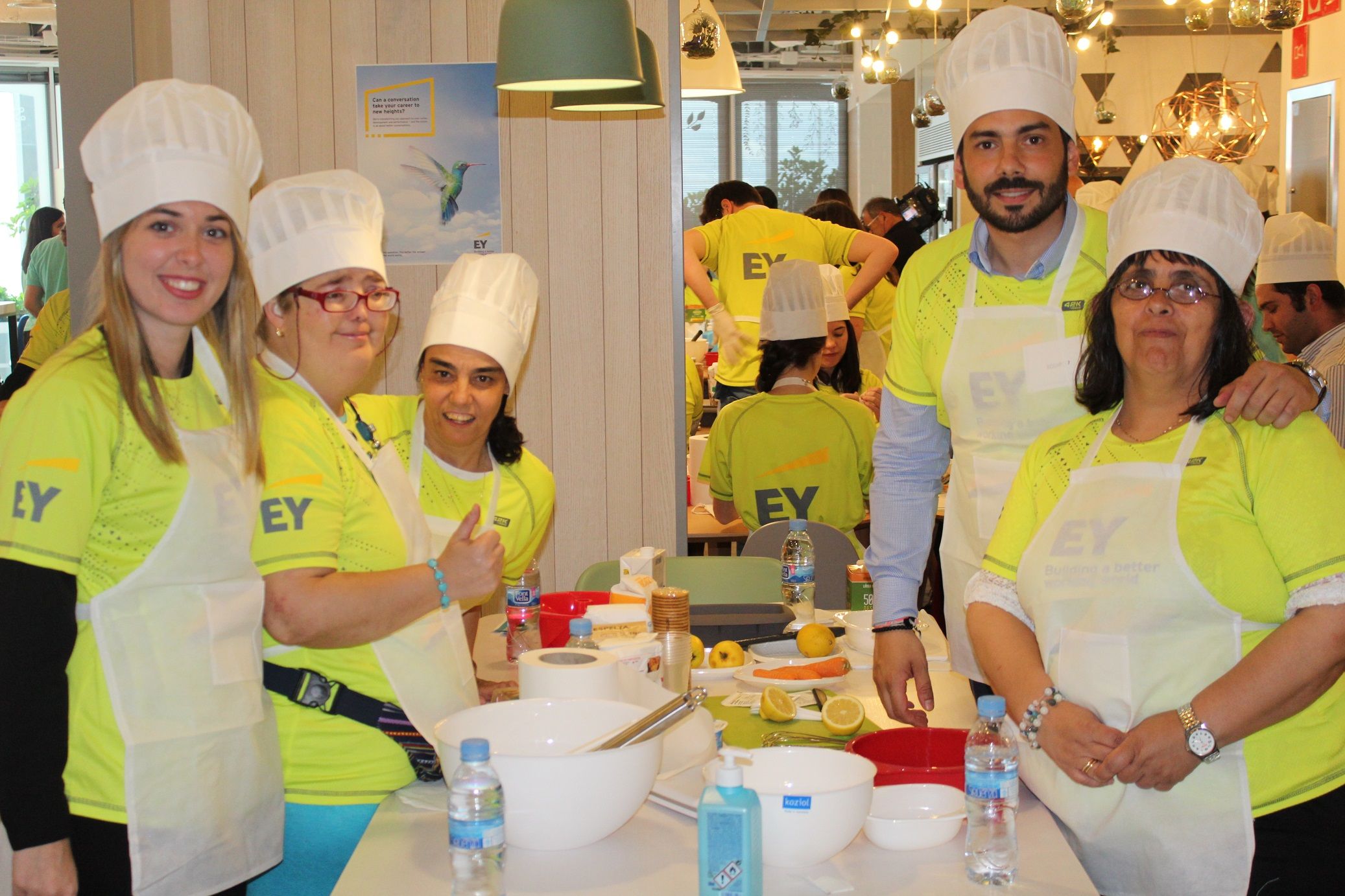 25 personas con discapacidad intelectual se convierten en chefs por un día con 50 voluntarios de EY