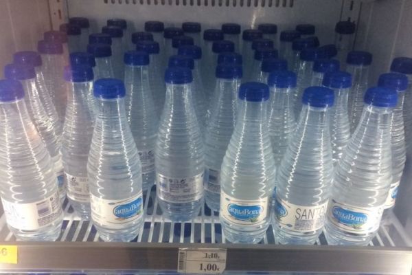 Los aeropuertos españoles mantienen precios abusivos en el agua 1 Merca2.es Aena