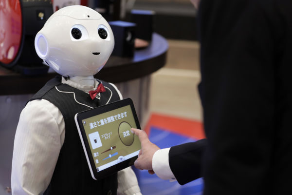 La tienda del futuro: robots dependientes y pagos con las huellas dactilares