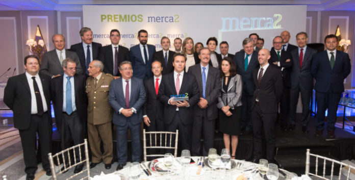 Foto de Familia de los galardonados en los Premios Merca2.