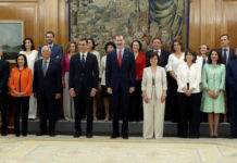 Pedro Sánchez, presidente del Gobierno, el Rey Felipe VI y el resto de ministros.