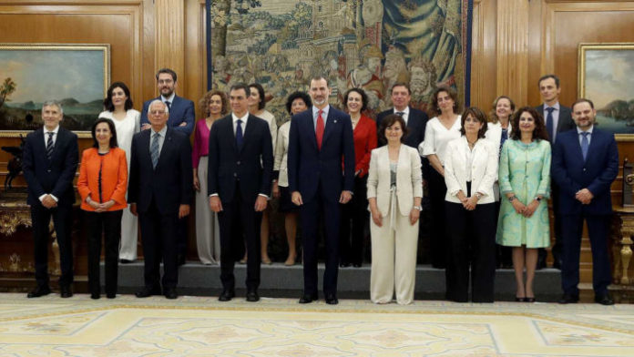 Pedro Sánchez, presidente del Gobierno, el Rey Felipe VI y el resto de ministros.