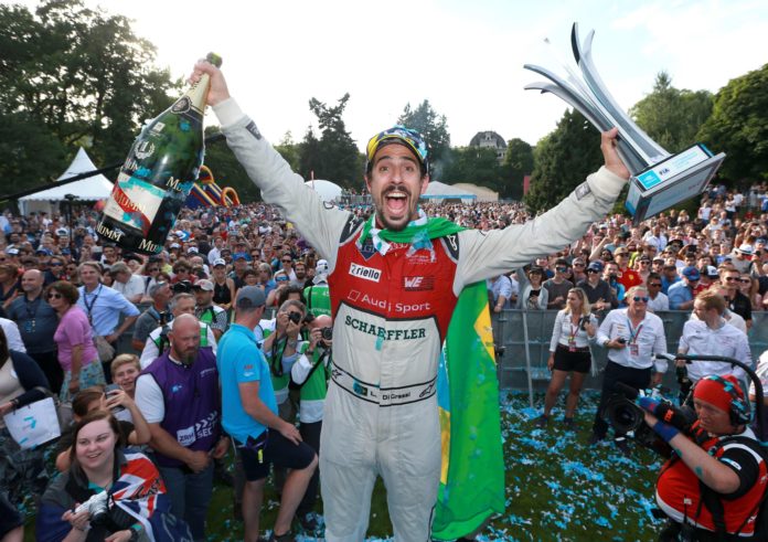 Foto de El campeón Lucas di Grassi celebra su primera victoria de la