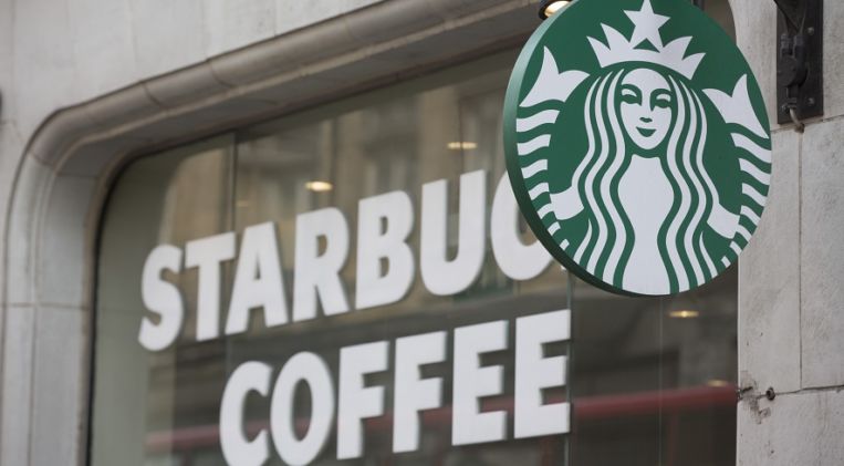 Starbucks atraviesa su momento más amargo: no le salva ni el café caro