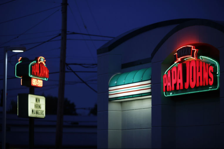 El fundador de Papa John planea montar una campaña para defender su puesto en la Junta