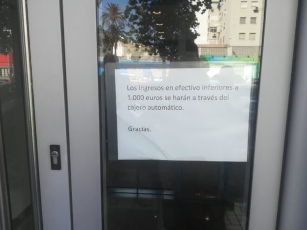 Banco Santander genera colas de hasta una hora en sus cajeros.