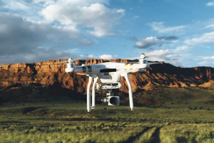 Foto de Dron volando sobre un terreno rural 