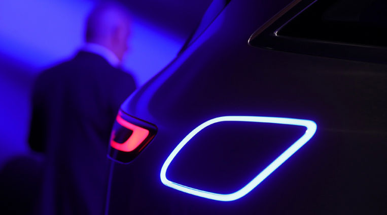 Pasotismo y poca inversión: trabas del Gobierno al coche eléctrico