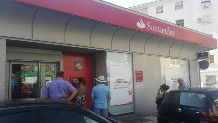 Banco Santander genera colas de hasta una hora en sus cajeros.