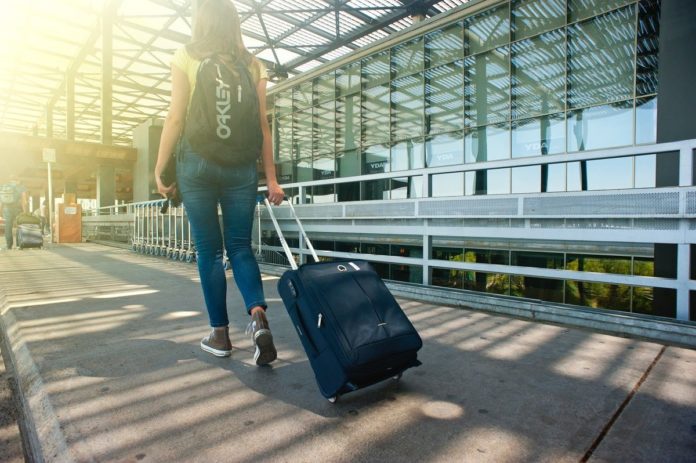 Foto de Chica llegando a la estación de tren