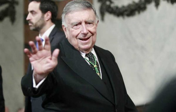 Luis María Anson paga con insultos su defensa de la corona 