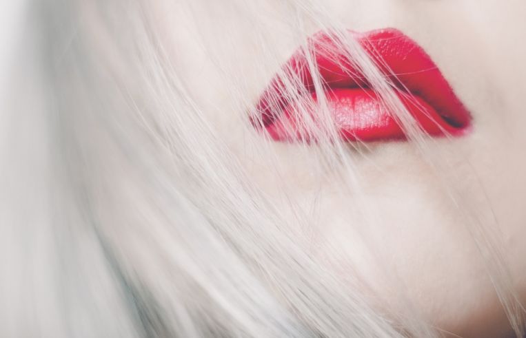 La tendencia de comprar productos de maquillaje de calidad desde casa