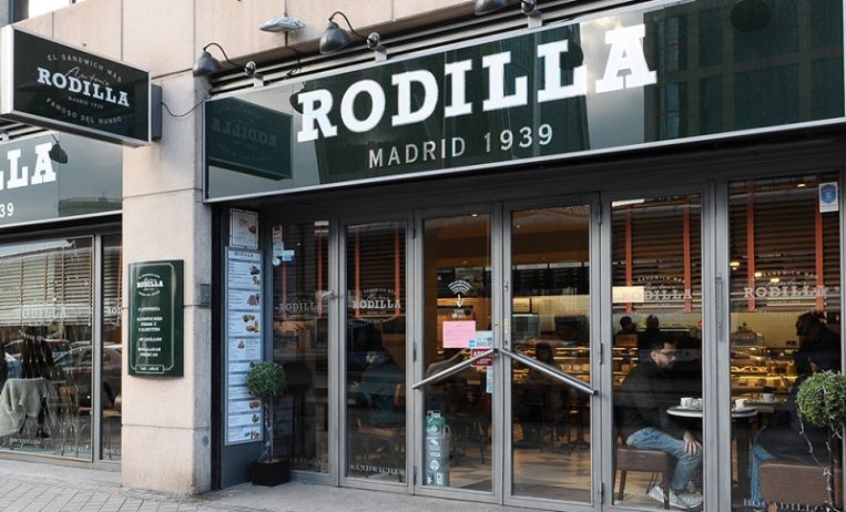 Damm resucita a Rodilla, que le hinca el diente a la hamburguesa
