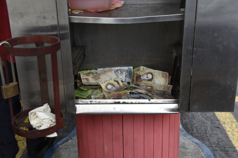 El plan de Maduro: subir el salario un 3.000% y devaluar la moneda
