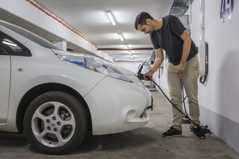 La paradoja de las medidas en favor de los coches eléctricos: se venden menos