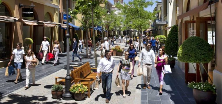 Los ‘outlet’ aguantan el chaparrón y mandan en el ‘retail’