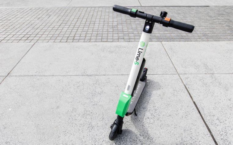 Madrid hace la vista gorda con el monopatín eléctrico que enloquece las aceras