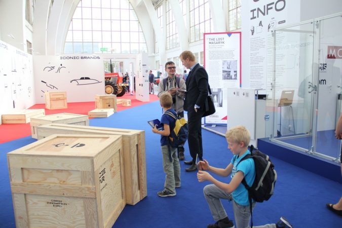 Los planes más divertidos para el puente de mayo 39 Merca2.es Foto de Visitantes de la exposición haciendo uso de las experiencias