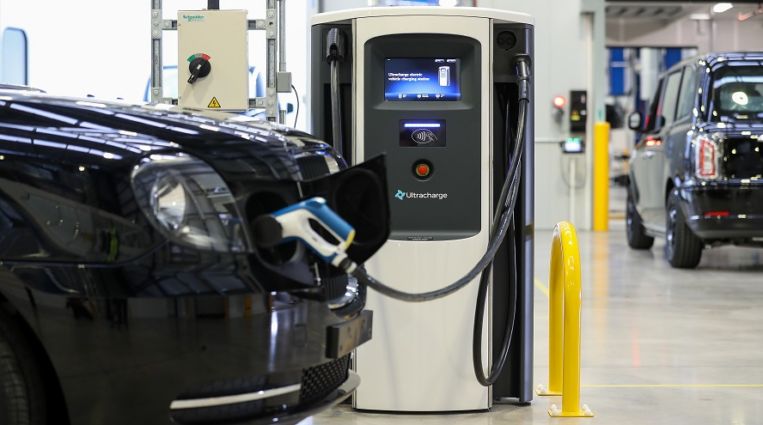 El coche eléctrico tira su principal muro, ¿ha llegado su hora?