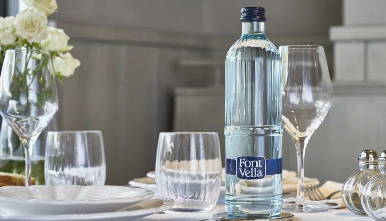 El agua de grifo y Podemos ponen a Danone contra las cuerdas