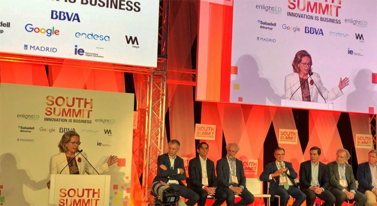 La ministra de Economía hace oídos sordos al miedo de las startups