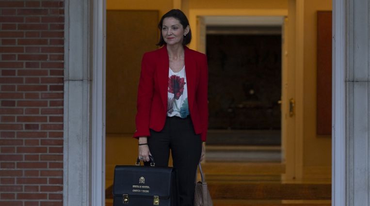 Reyes Maroto: la ministra que tira la piedra y esconde la mano