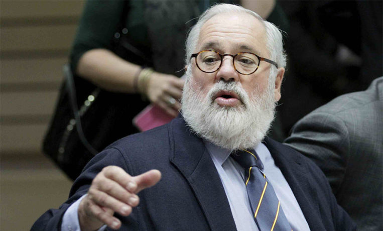 Arias Cañete: el ambiguo amante de lo negro y lo verde