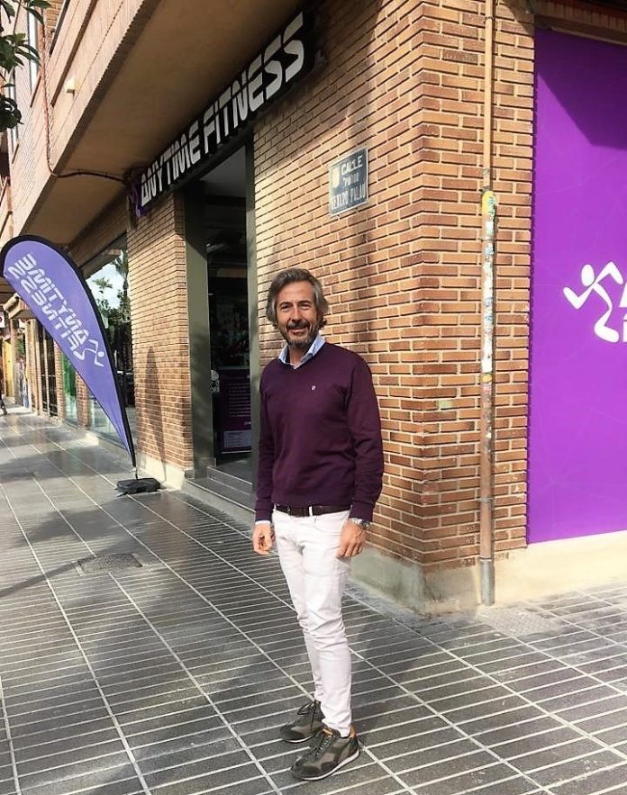 Foto de Luis Villena, al frente de su nuevo gimnasio Anytime Fitness