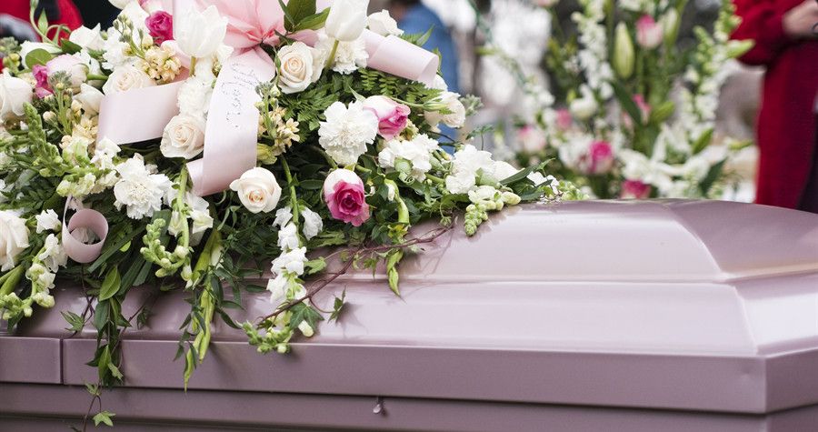 El significado de las coronas en los velatorios, según Floristería del Tanatorio