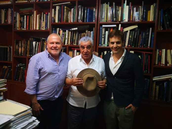 Foto de Gustavo Egusquiza y Hernando Reyes con Zahi Hawass