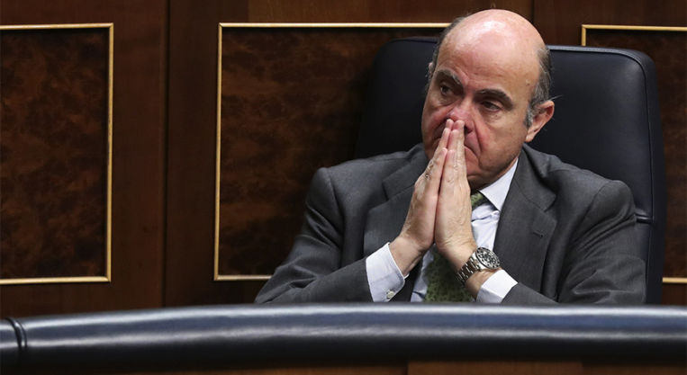 La banca carga contra Guindos por sus amenazas tras los test de estrés