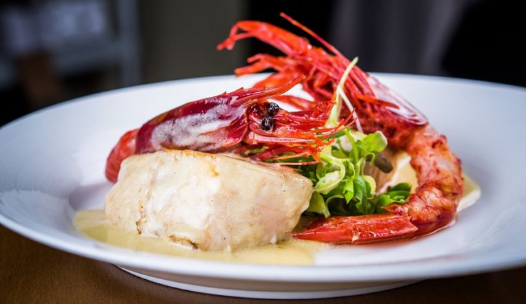 La gastronomía del restaurante Sandó, el atractivo del Hotel Santo Domingo para Navidad 5 Merca2.es Medallones de merluza con carabineros y salsa de cítricos 4 Merca2.es