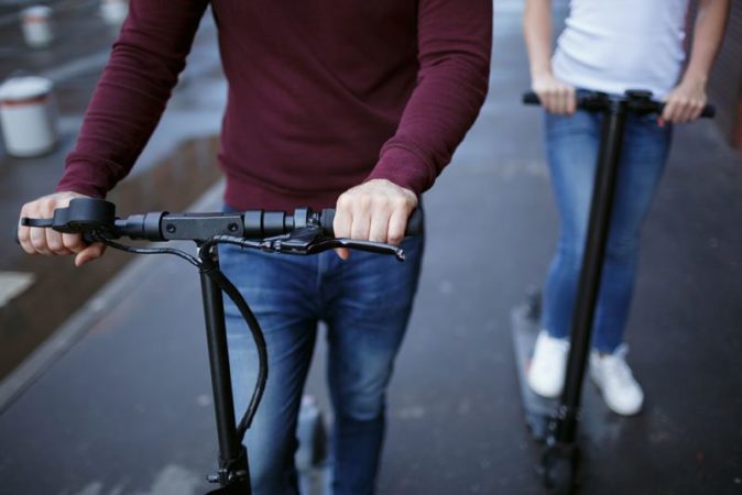 Foto de Patinetes eléctricos en la ciudad