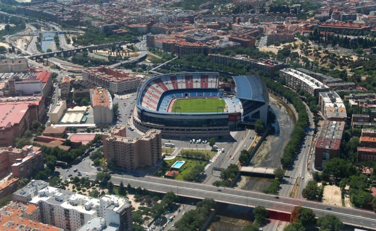 Las obras del Vicente Calderón enfrentan a vecinos y empresarios de la zona