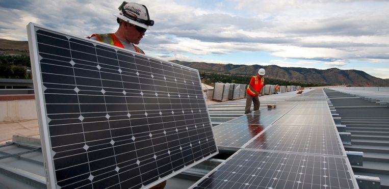 Trabajadores instalan paneles solares para la fotovoltaica